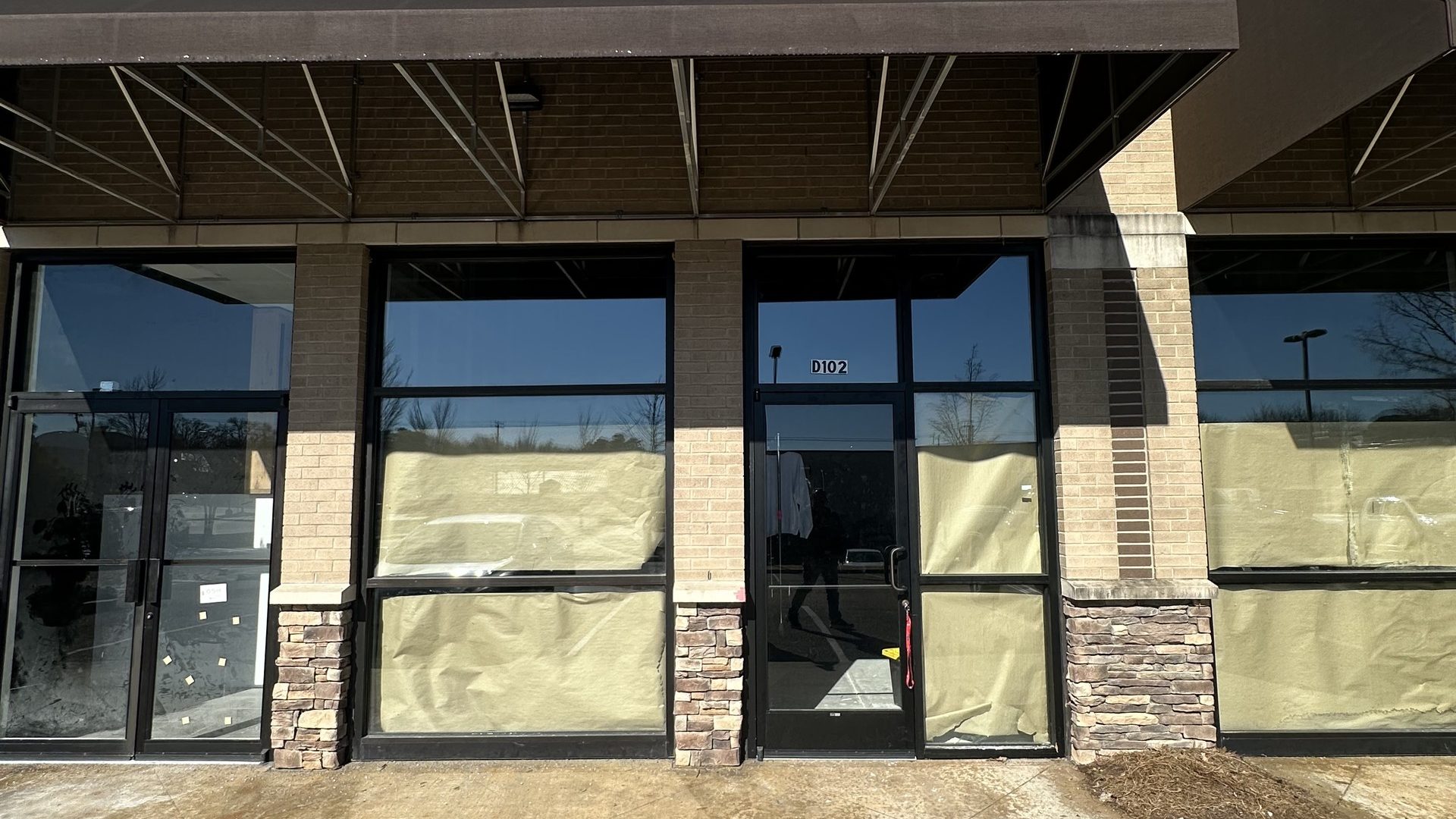 Storefront of future Rock N Roll Sushi space in Oxford, MS before buildout